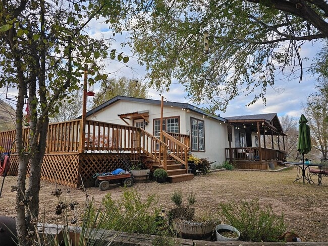 Building Photo - Beautiful Yellow House Canyon