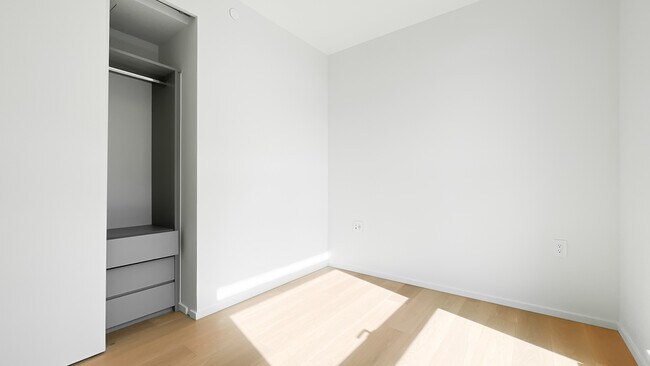 Photo - 889 Pacific St