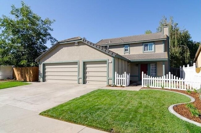 Building Photo - 3 Bedroom 2.5 Bath Home with Huge Covered Patio in Backyard!