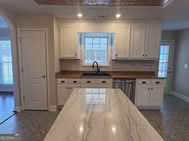 Photo - 616 Embassy Walk