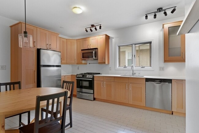 Building Photo - 16 Quincy St Unit 2
