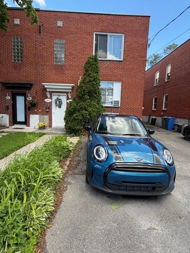 Building Photo - 5277 Av Connaught Unit Upper