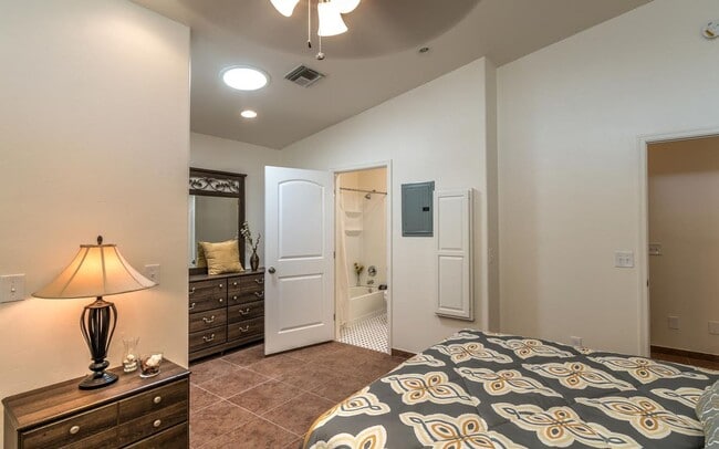 Photo - U of A  5 BEDROOM