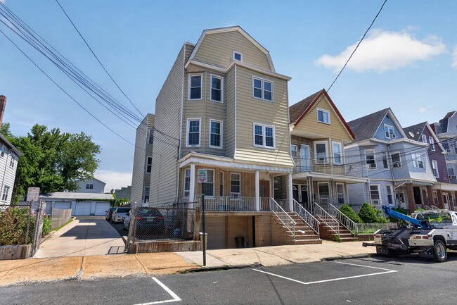 Building Photo - 25 W 15th St Unit #5