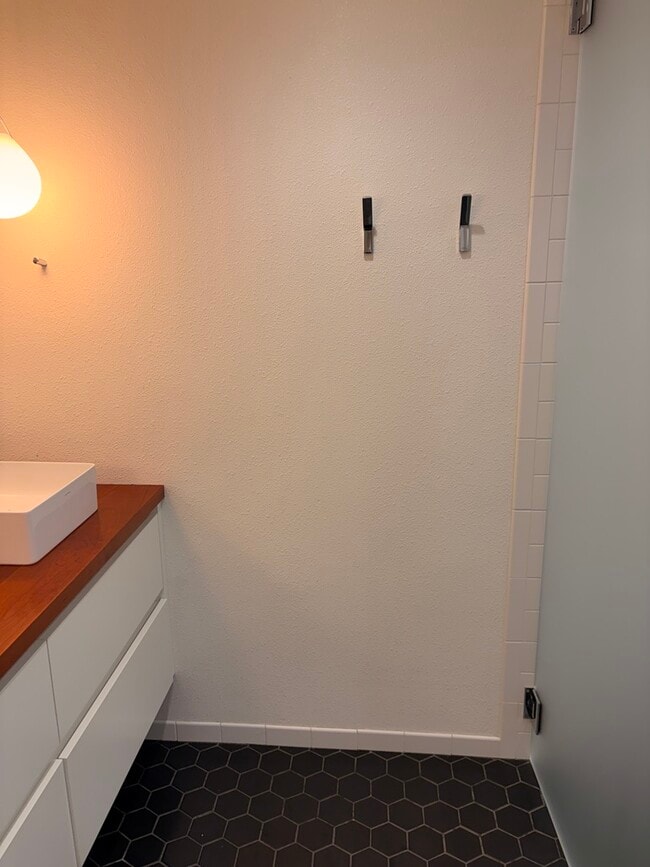 Building Photo - 1125 NW 9th Ave Unit 530