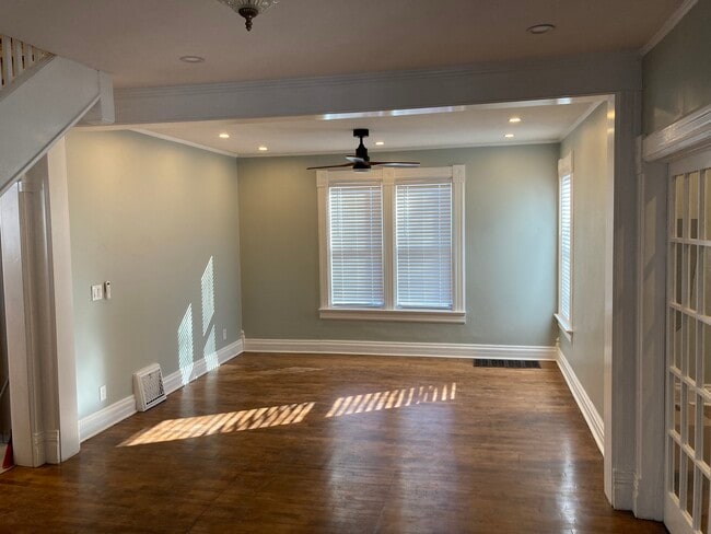 Photo - 324 E Commercial St