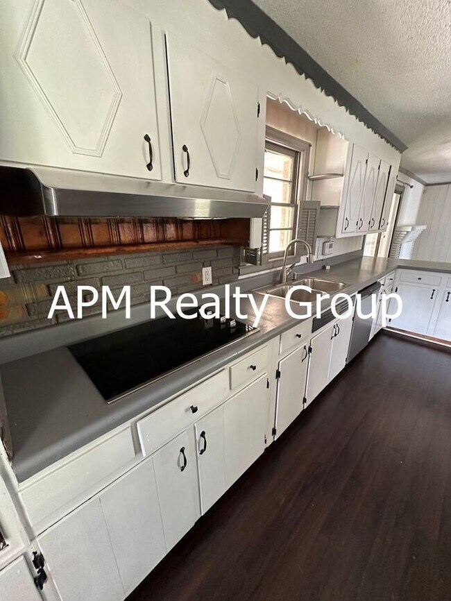 Photo - Beautiful 3 bedroom with workshop