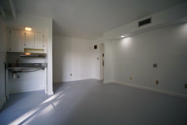 Photo - Studio in Grenelefe now available!