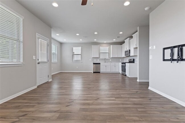 Photo - 180 MacArthur Dr