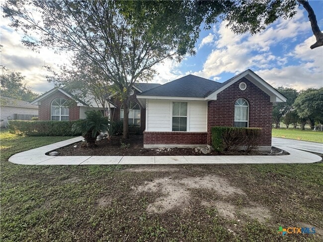 Building Photo - 521 Woodlake Dr