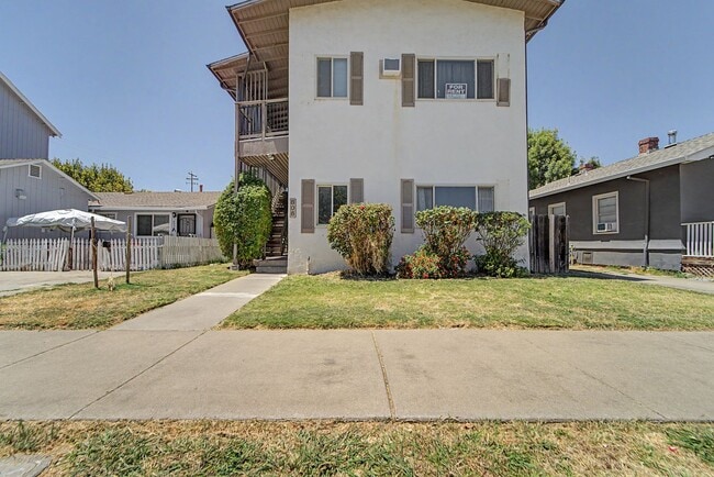 Building Photo - 806 H St Unit 3