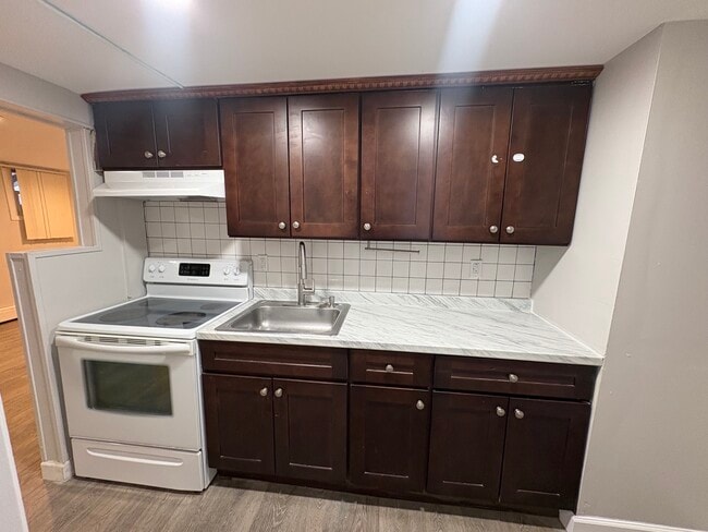 Building Photo - 23 Baldwin St Unit Newly Renovated 1-Bedroom