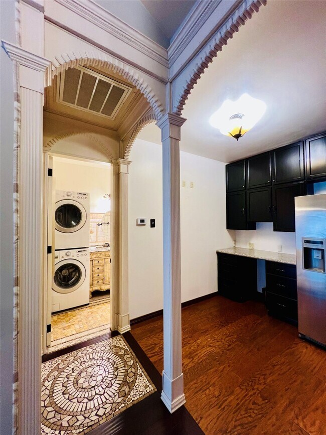 Photo - 2100 Tanglewilde St Unidad 536