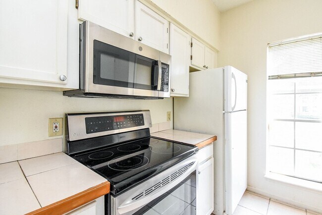 Building Photo - 7575 Cambridge St Unit 1004