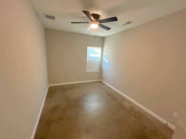 Photo - 671 Pearce St