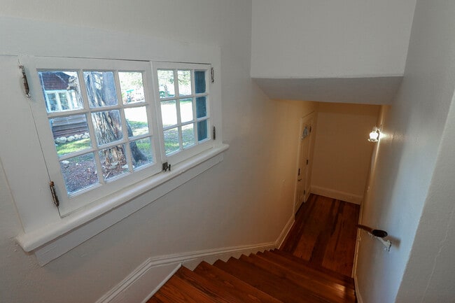 Photo - 203 16th St W