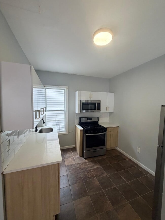 Building Photo - 886 S 17th St Unit 2