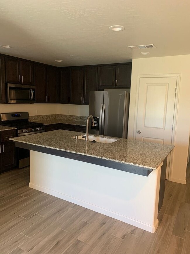 Beautiful 3 Bedroom 2 Bath Home in North Hanford