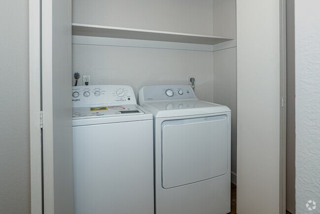 2BR, 2BA - 947SF