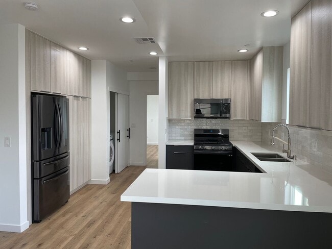 Photo - 341 N Kenmore Ave Unit 341 N Kenmore