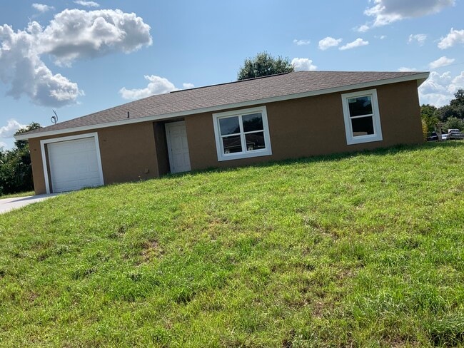 Building Photo - 2054 Detroit Dr