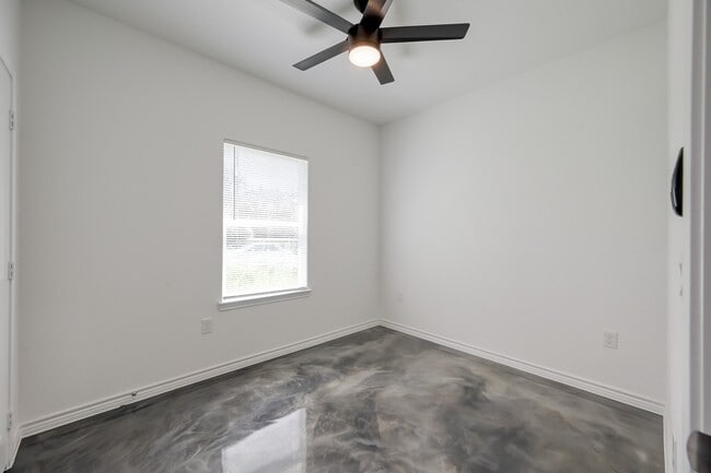 Building Photo - 837 Queenswood St