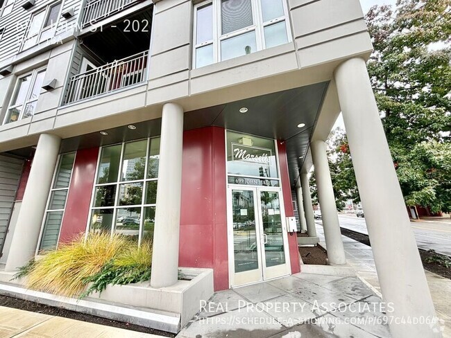 Building Photo - Urban Retreat: Furnished 1-Bed Corner Unit... Rental