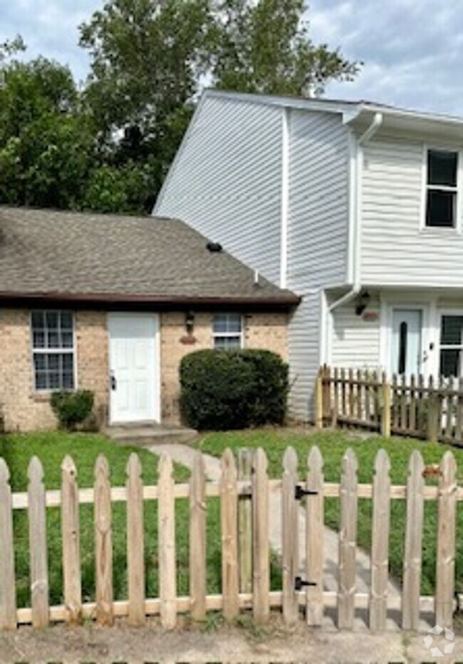 Building Photo - Single-Level Townhouse with Fenced Backyard