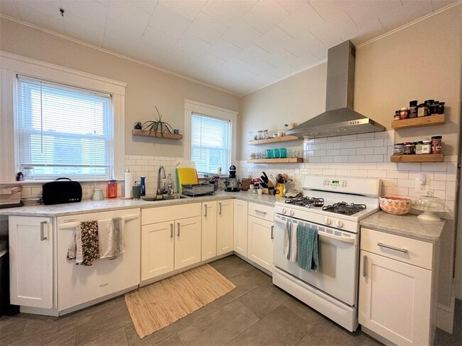 Building Photo - 137 Dudley St Unit 2