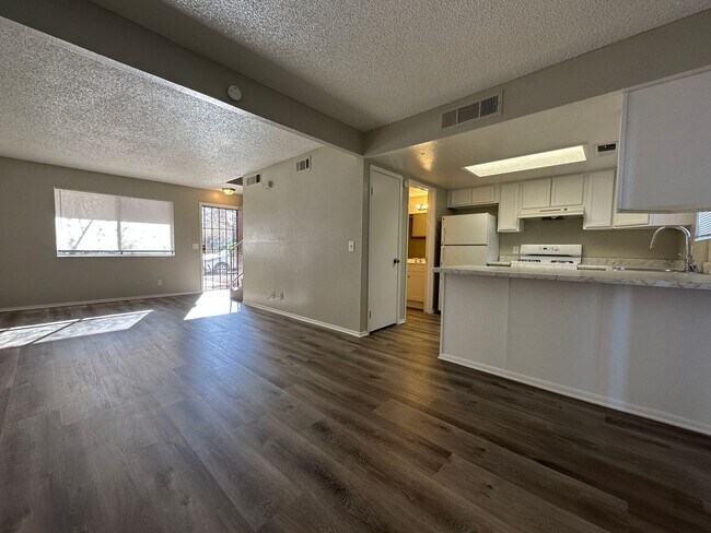 Photo - Spacious 2 Bed Townhome with Balcony, Washer/Dryer Included