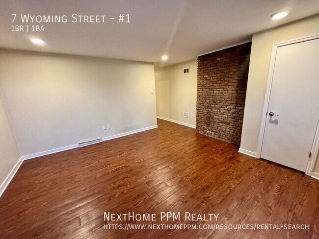 Photo - Updated 1 Bedroom 1/2 a block from Mon Inc... Unit #1