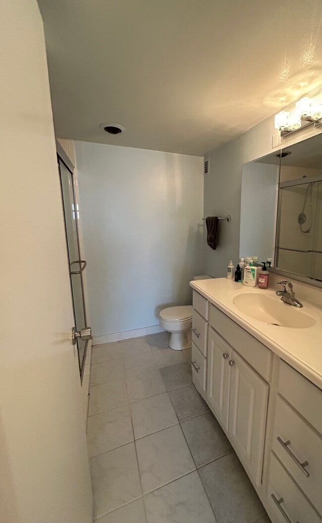 Ensuite bath 1 - 1 E University Pkwy Unit 901