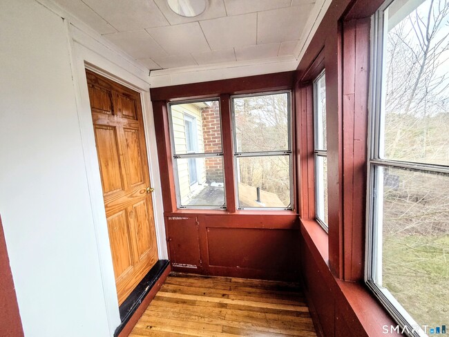 Photo - 387 Putnam Pike