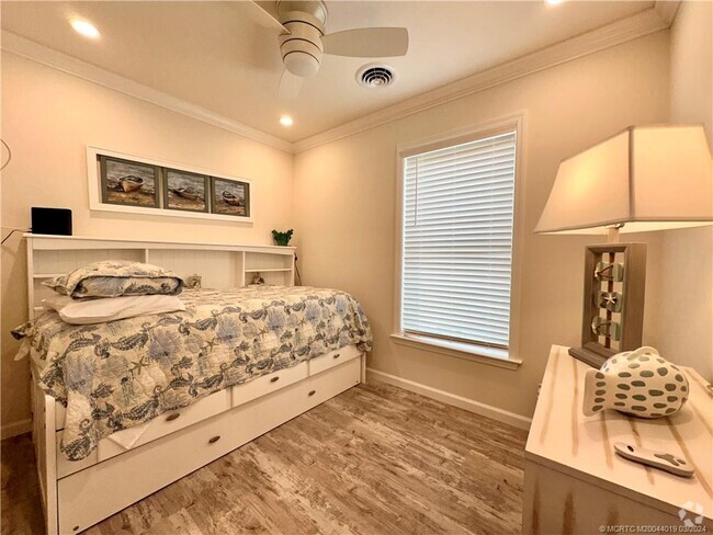 Building Photo - 2632 NE Pelican Wy Rental