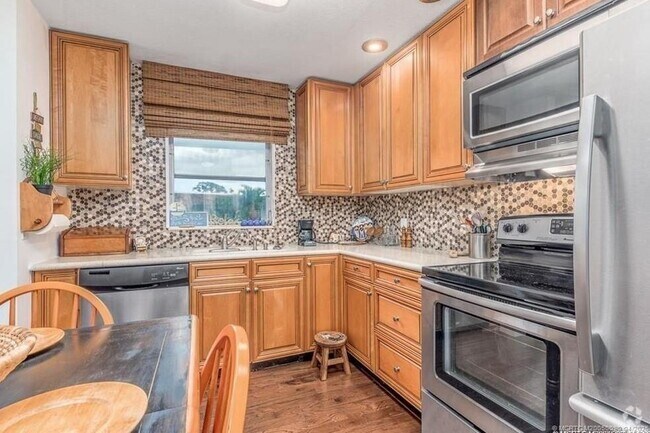 Building Photo - 2950 SE Ocean Blvd Unit 6-6 Rental