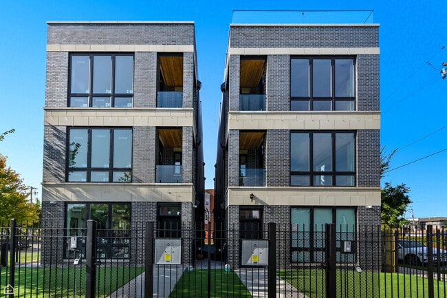 Building Photo - 3902 S Lake Park Ave Unit 3