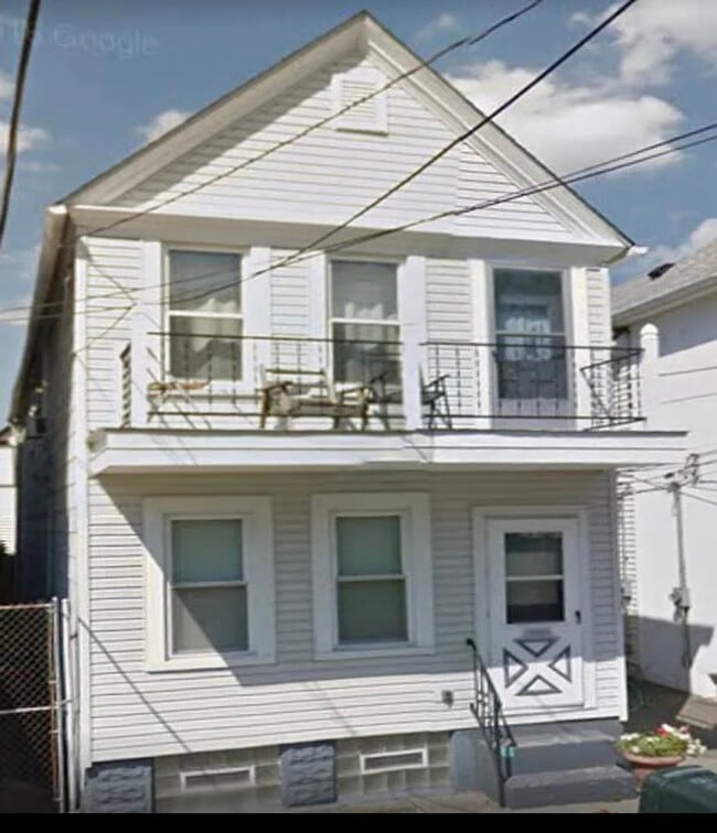 Building Photo - 1926 E 123rd St Unit Downfront house