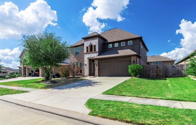Building Photo - Beautiful 4 bedroom 3 1/2 bath home in Alder Trails, grand living room with high ceilings and lar...