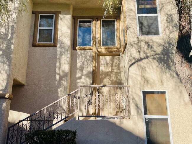 Spacious 3 bth Upstairs Plus Loft Bedroom, New Floors, New paint, No Carpet - Spacious 3 bth Upstairs Plus Loft Bedroom, New Floors, New paint, No Carpet