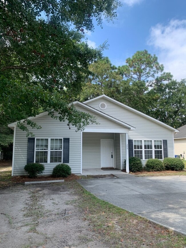 Building Photo - 3 Bedroom 2 Bath House Available now on Ch...