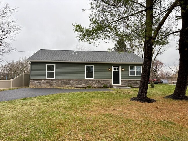 Building Photo - Newly Built 3 Bedroom 1.5 Bathroom Available in Spring Grove!