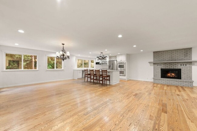 Photo - Beautiful & stunning 6-bed, 3-bath house in Edmonds for rent!