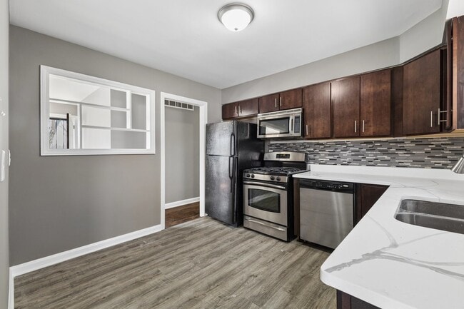 Photo - 815 W 187th St