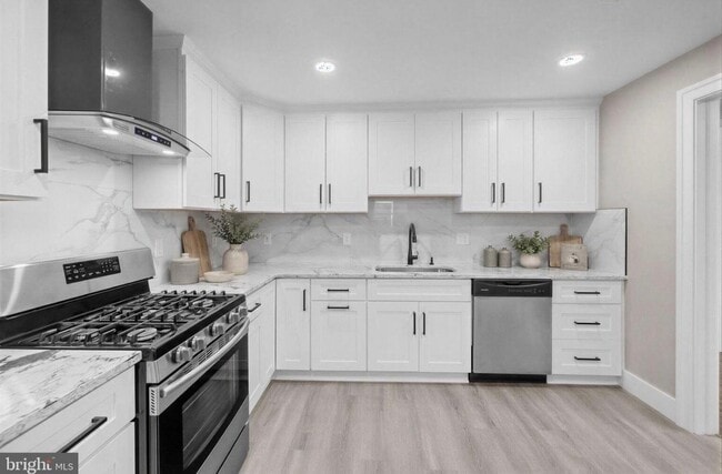 Photo - 9728 53rd Ave