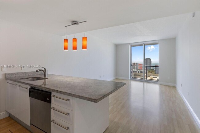 Photo - 185 SW 7th St Unidad 3410 Rental