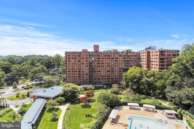 Building Photo - 4201 Cathedral Ave NW Unit 502W