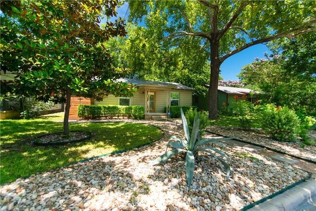 Photo - 906 E 53rd St