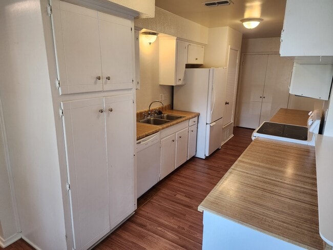 Kitchen - 307 Lone Star Ln