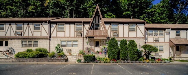 Treetop Apartments offers charming architecture and beautifully landscaped grounds, creating an inviting atmosphere for residents. Explore the unique features and vibrant community. Schedule your visit today!