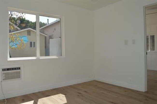 Photo - Pomeroy Ave Unidad 2681 1/2